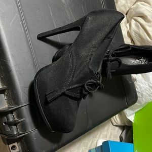 Black heels with tassel accessory detail